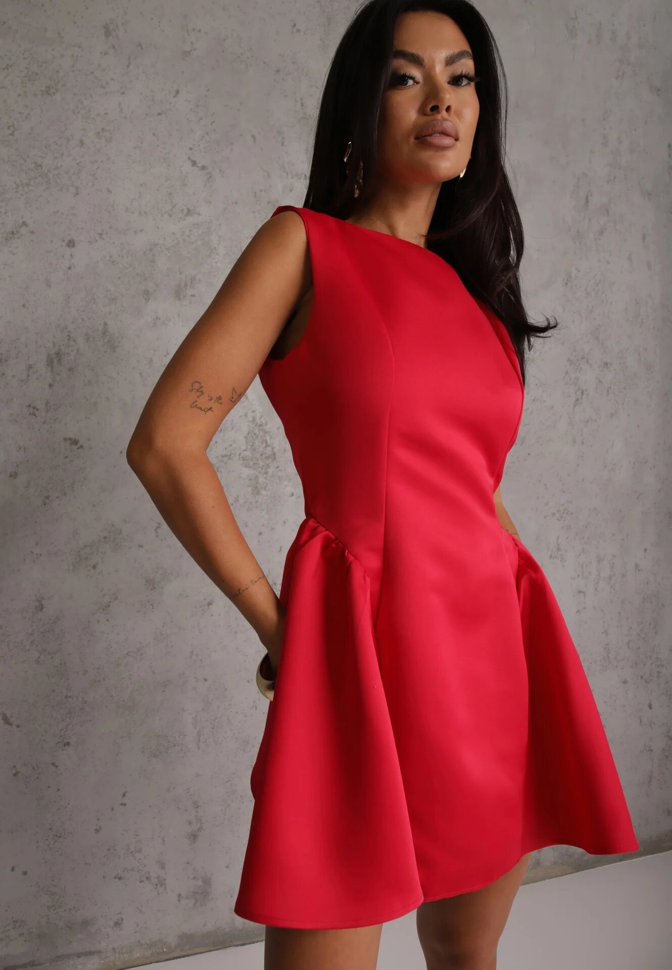 vices Rochie evazată cu croială elegantă care evidențiază talia Aikamna Roșie