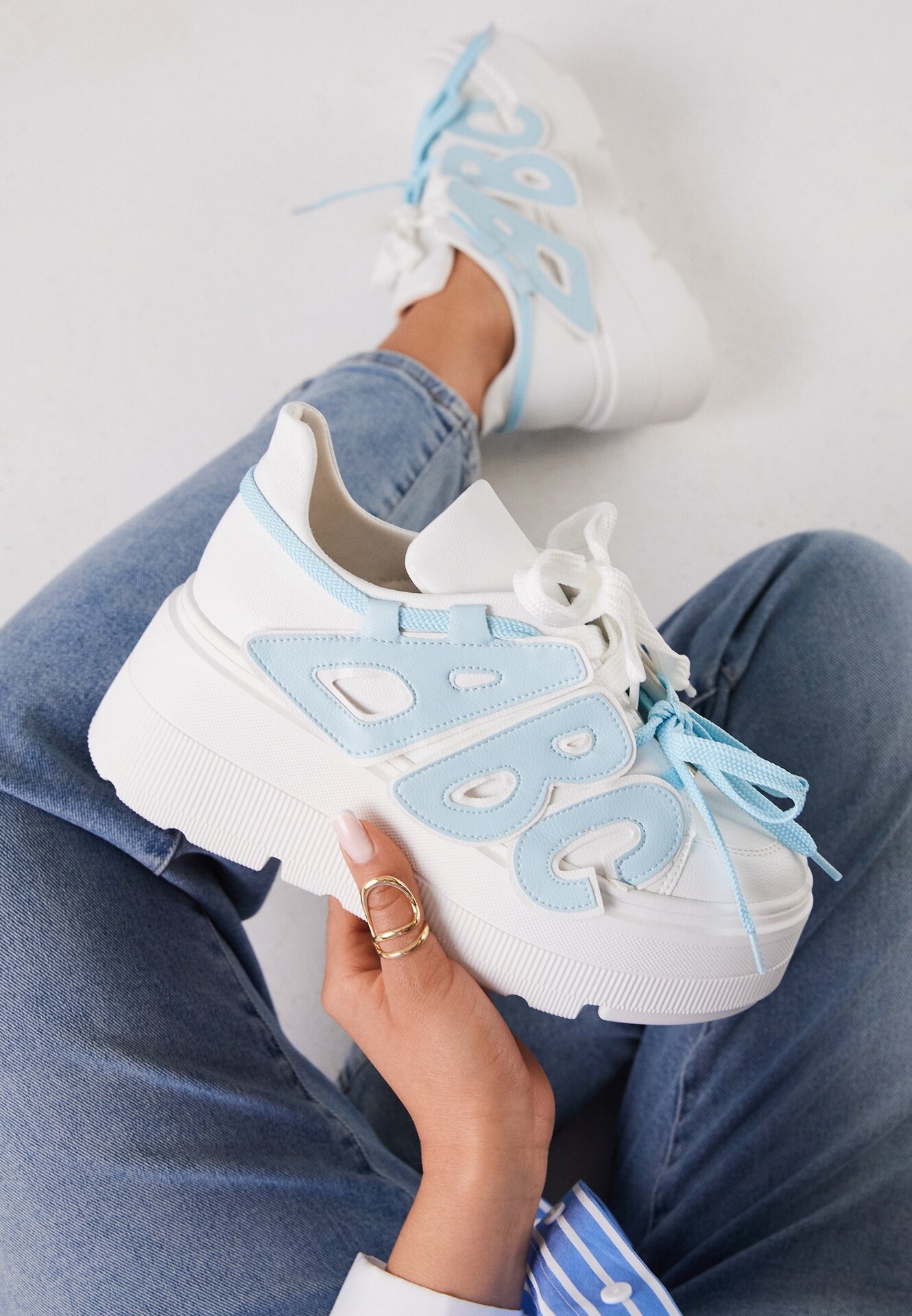 vices Sneakers Alb-Albastre cu talpă plată cu aplicație geometrică Nelenith