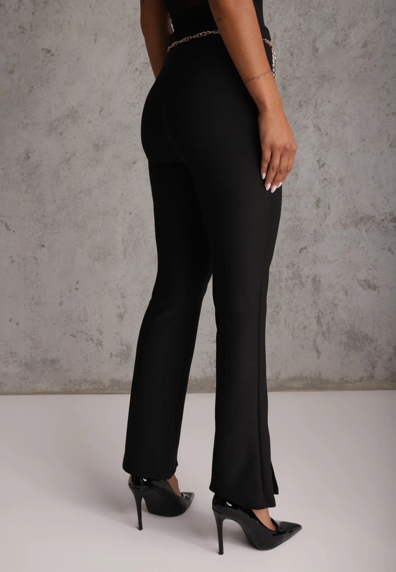 yu & me Pantaloni Negri Textili Evazați cu Lanț Decorativ Amelana