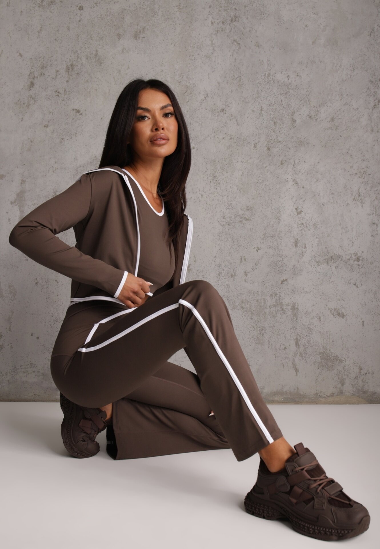 yu & me Set fitness: pantaloni flare hanorac și top cu paspoal decorativ Quintela Maro