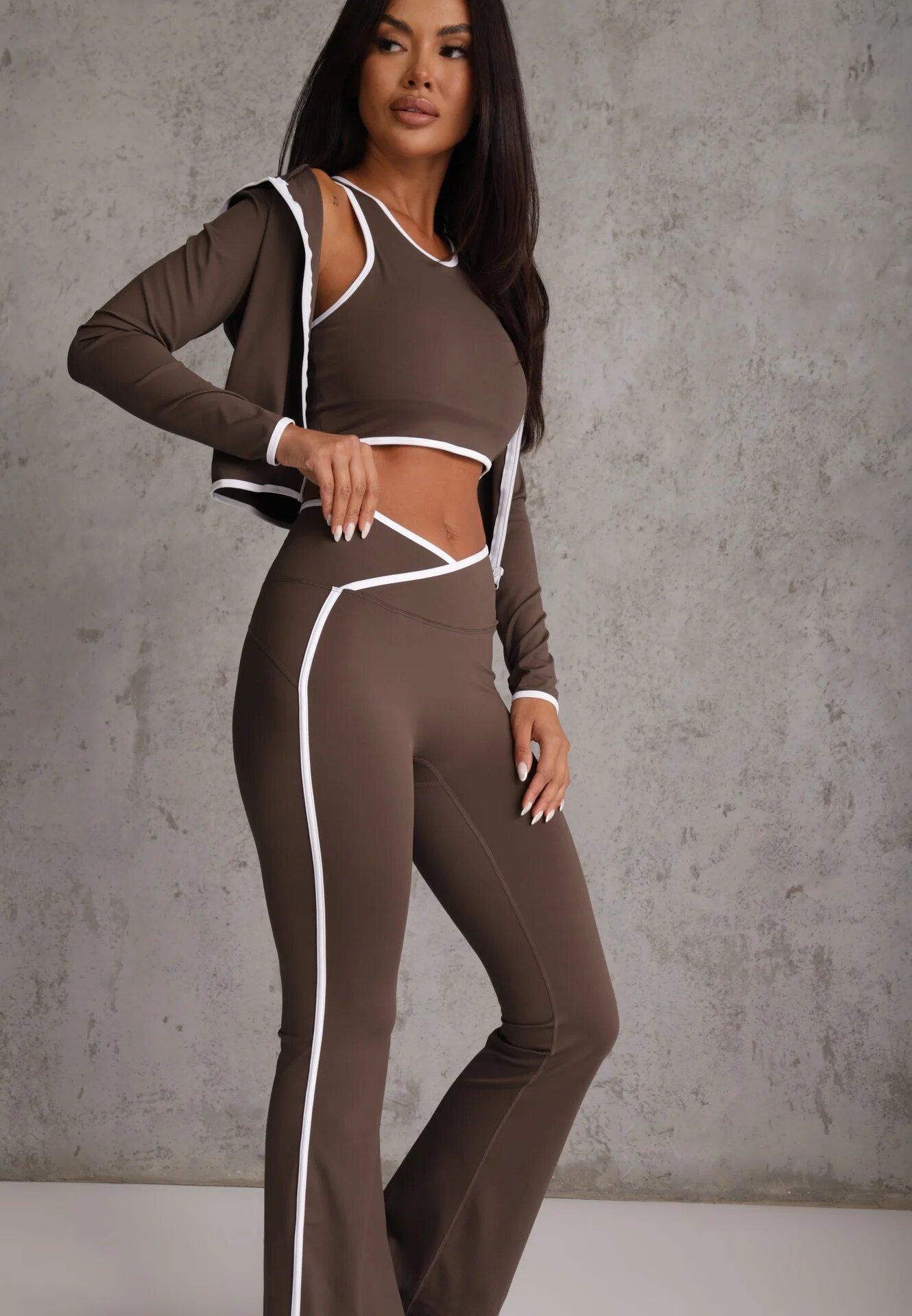 yu & me Set fitness: pantaloni flare hanorac și top cu paspoal decorativ Quintela Maro