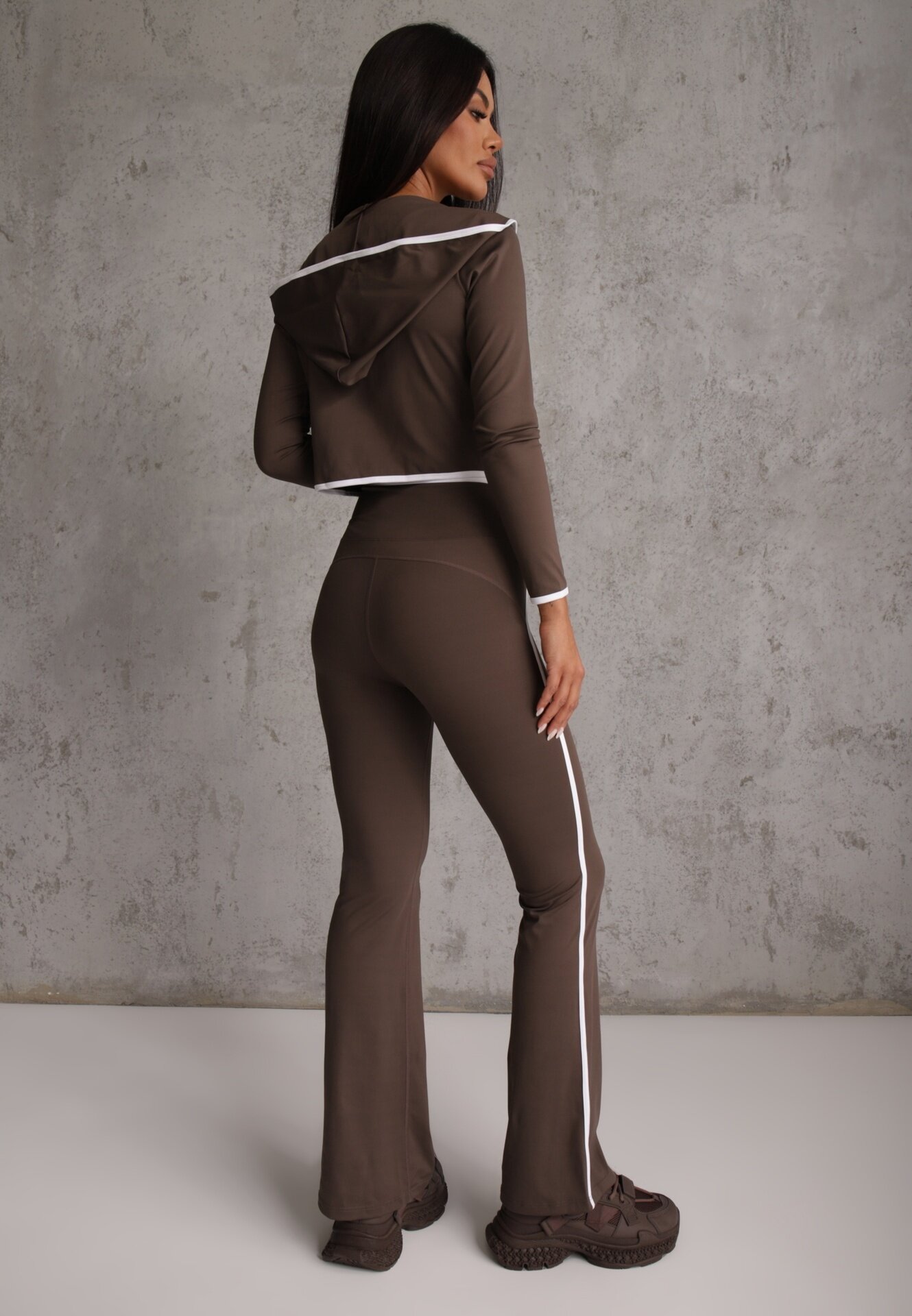 yu & me Set fitness: pantaloni flare hanorac și top cu paspoal decorativ Quintela Maro