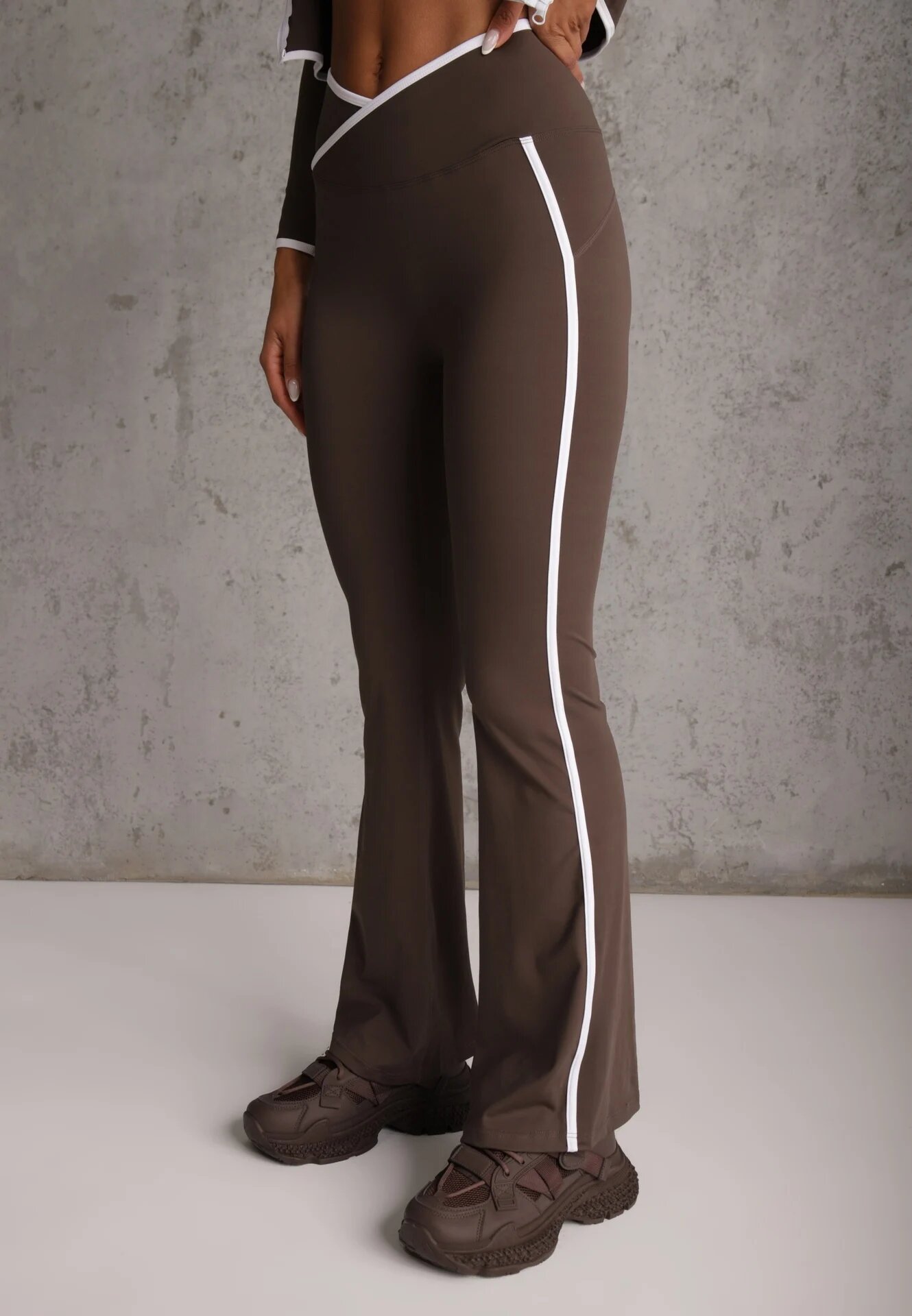 yu & me Set fitness: pantaloni flare hanorac și top cu paspoal decorativ Quintela Maro