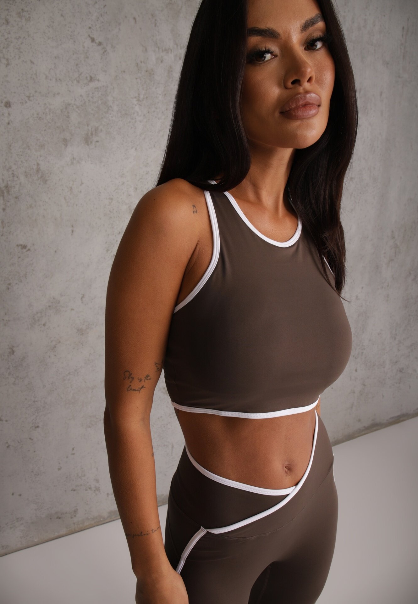 yu & me Set fitness: pantaloni flare hanorac și top cu paspoal decorativ Quintela Maro