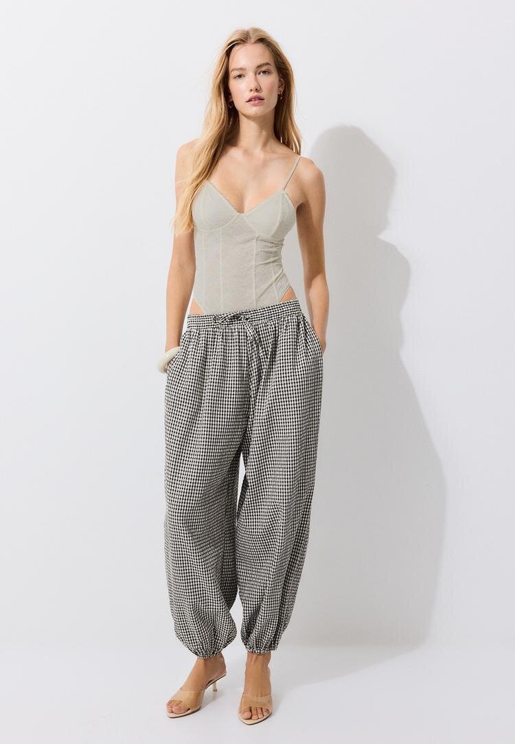 Stradivarius Body Din Dantelă Cu Bretele Vanilie M