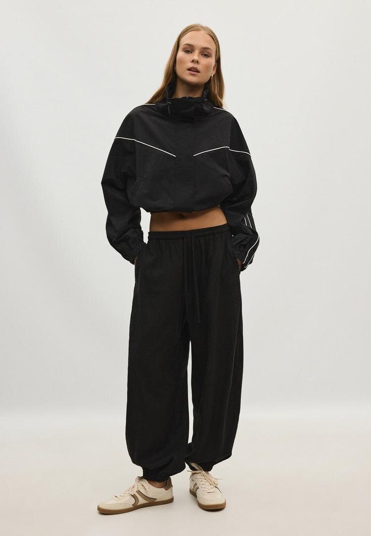 Stradivarius Pantaloni Bufanți Cu Aspect De In Negru M