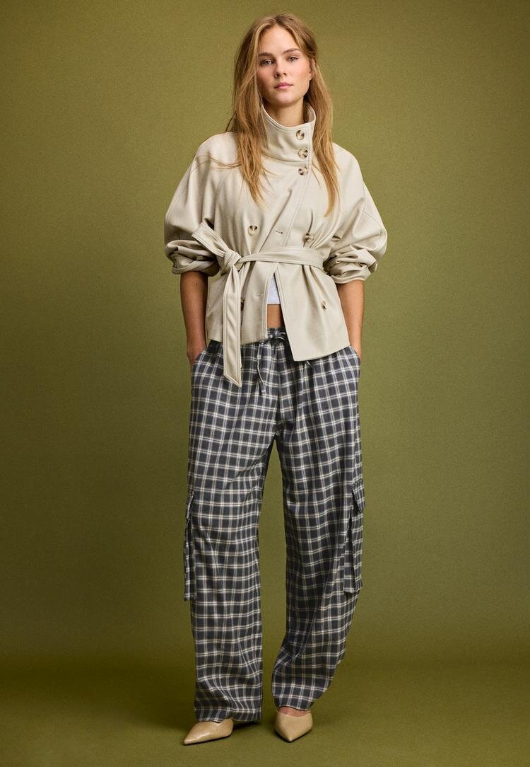 Stradivarius Pantaloni Cargo Eleganți În Carouri Gri Închis M
