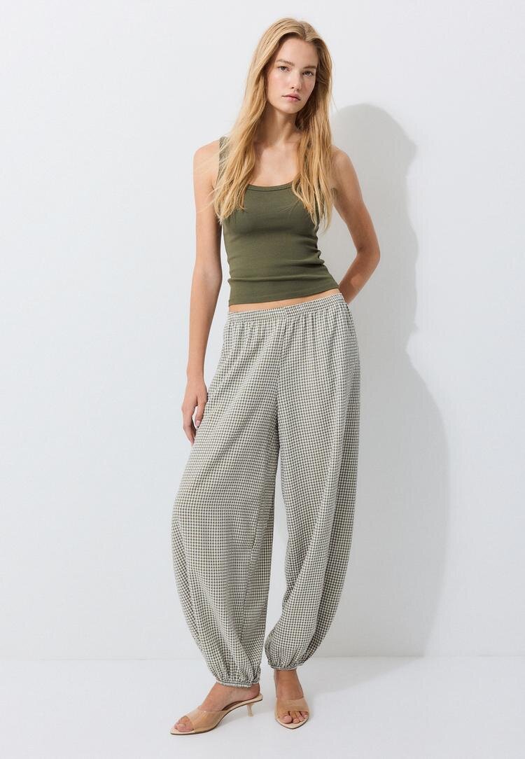 Stradivarius Pantaloni Cu Volum Și Imprimeu În Carouri Kaki Xl