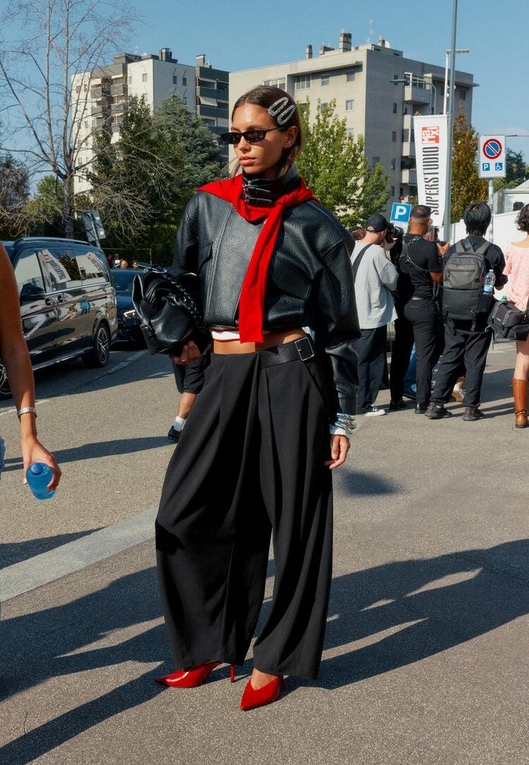 Stradivarius Pantaloni Eleganți Cu Pense Și Curea Negru 42