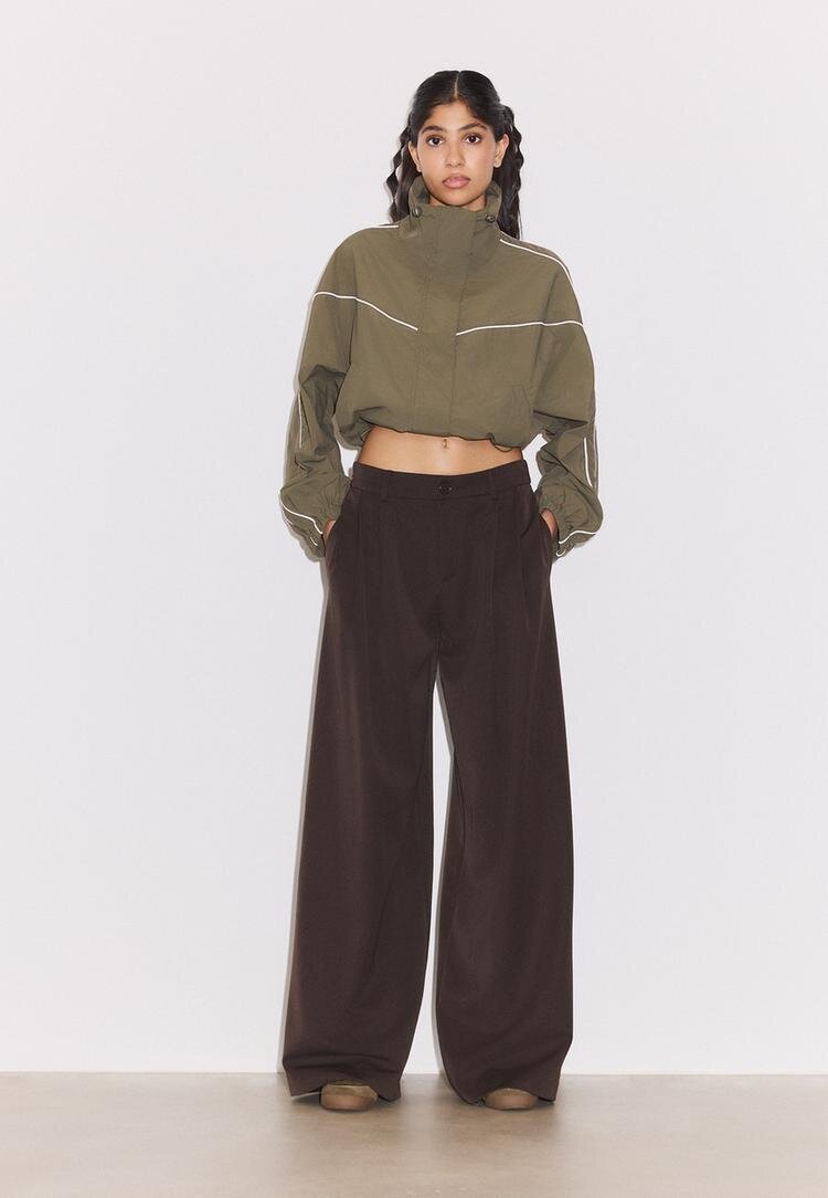 Stradivarius Pantaloni Eleganți Largi Cu Pense Maro 32