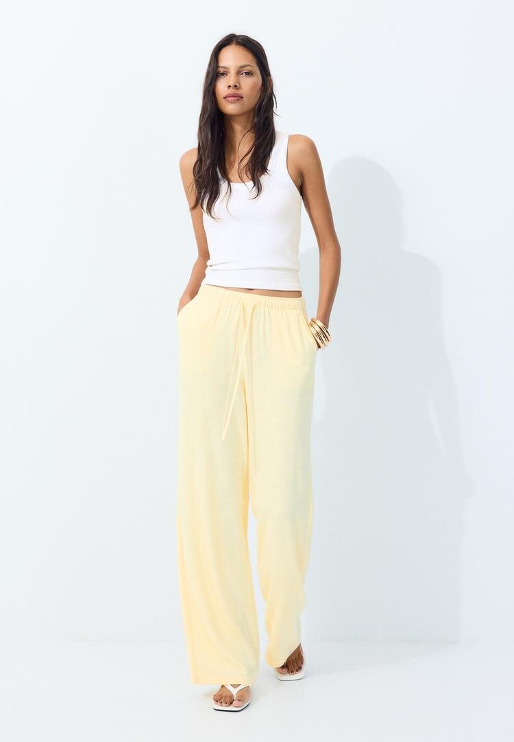 Stradivarius Pantaloni Fluizi Cu Aspect De In Galben Pastel L