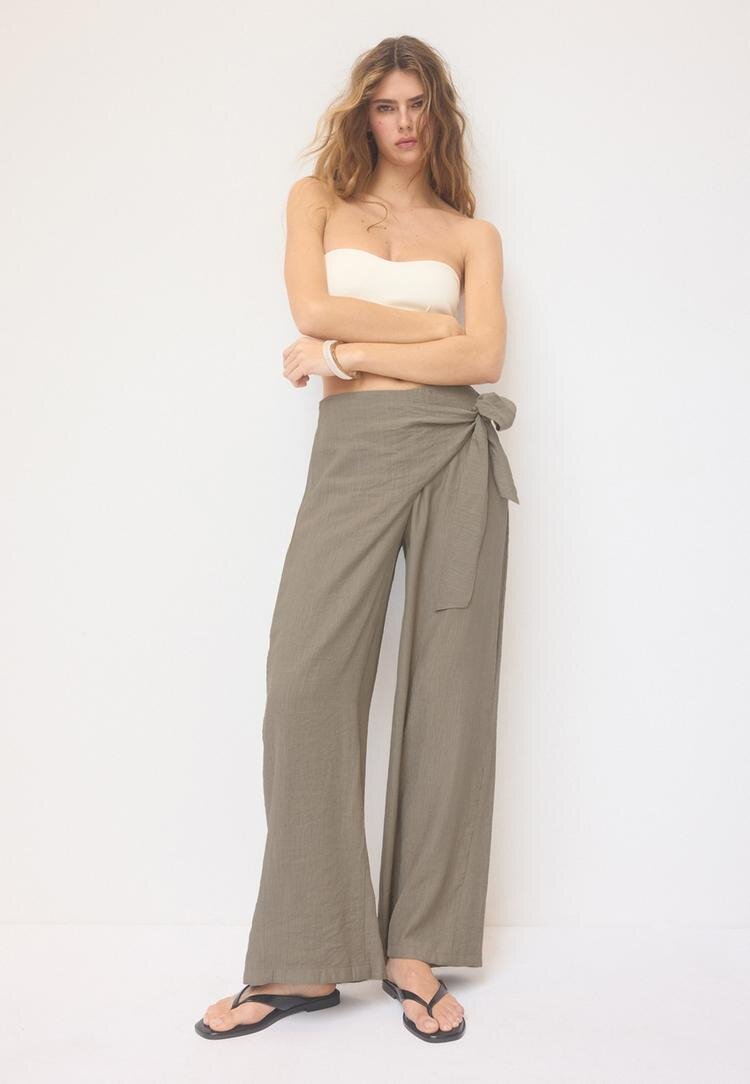 Stradivarius Pantaloni Fluizi Sarong Kaki L