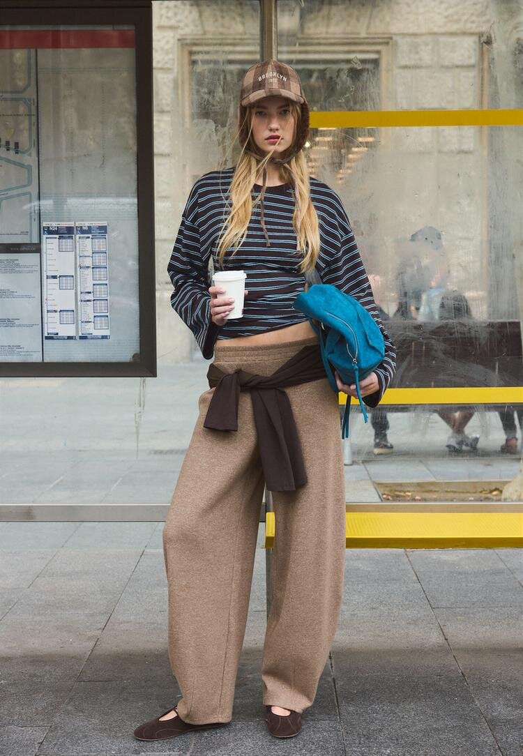 Stradivarius Pantaloni Jogger Barrel Cu Textură Moale Maro Xxs