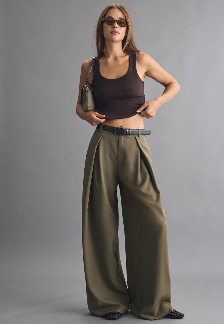 Stradivarius Pantaloni Largi Cu Pense Și Curea Verde Închis 38