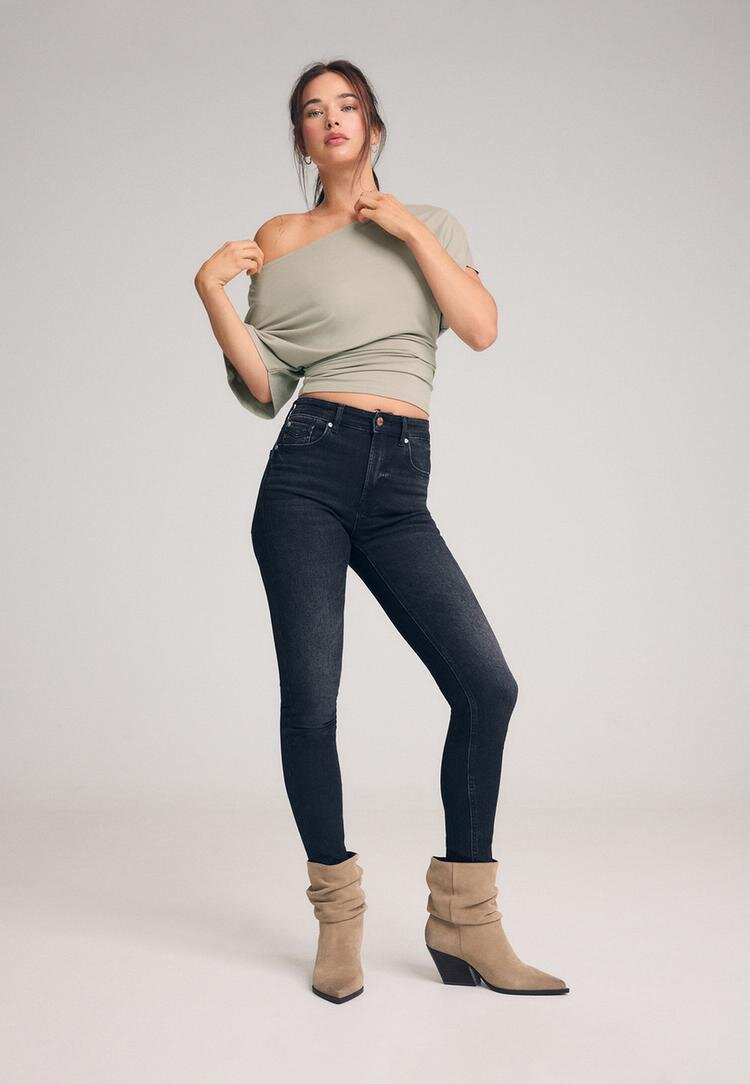 Stradivarius Pantaloni Scurți Basic Din Denim Cu Visoki Struk Efect Prespălat Negru Descleiat 42