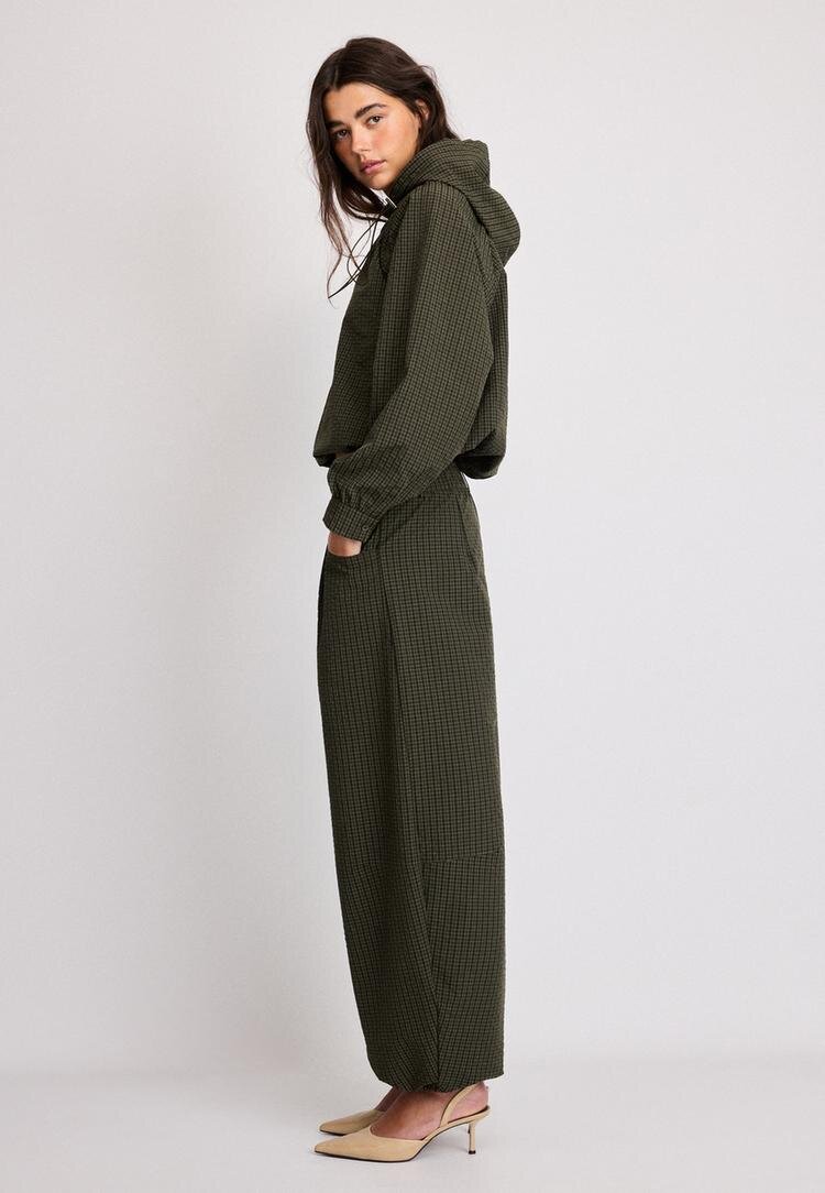 Stradivarius Pantaloni Tip Parachute În Carouri Kaki Xs