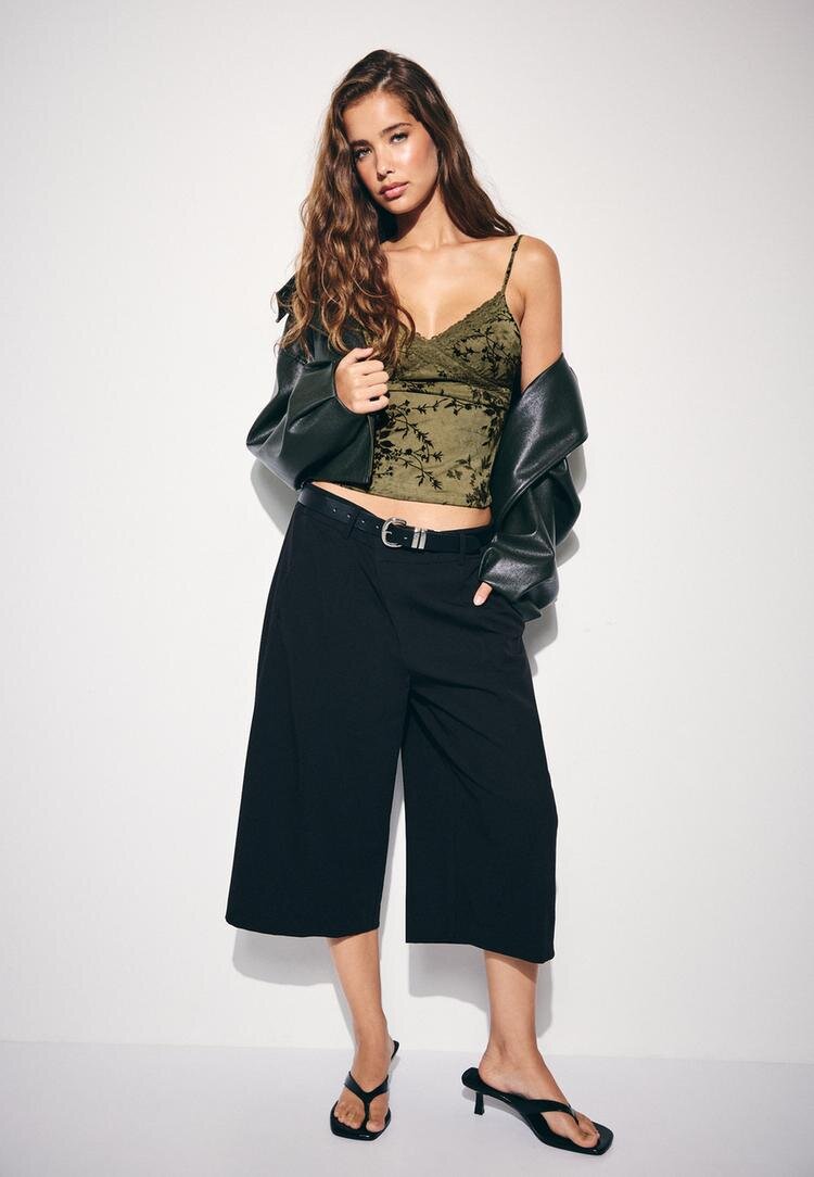 Stradivarius Top Ajustat Flocat Cu Dantelă Kaki M