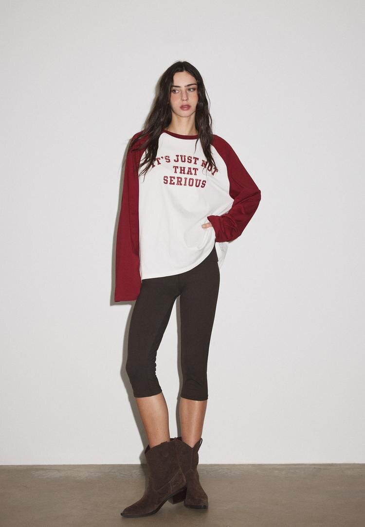 Stradivarius Tricou Cu Mânecă Lungă Raglan Și Imprimeu Poziționat Roșu Închis Xs